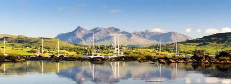 bahia-portree-montañas-cuillin-isla-skye-escocia Vista de la bahía de Portree con las montañas Cuillin al fondo, en la Isla de Sky, Escocia
