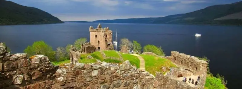 castillo-urquhart-lago-ness-escocia Vista del Castillo de Urquhart a orillas del Lago Ness o Loch Ness en Escocia